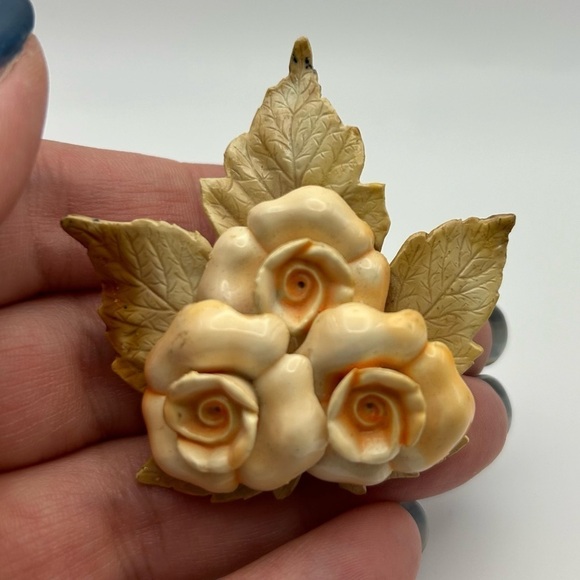 Vintage Beige Cream Textured Roses with Leaves Brooch Statement Unique Rare - Picture 2 of 5